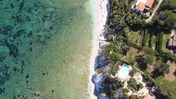 Insel Elba, Italien. Erstaunliche Luftaufnahme von der Drohne des Strandes Capo Bianco bei Portoferraio — Stockvideo