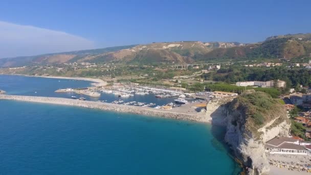 Letecký pohled na krásné jižní italské pobřeží. Tropea, Kalábrie v letní sezóně z dronu — Stock video
