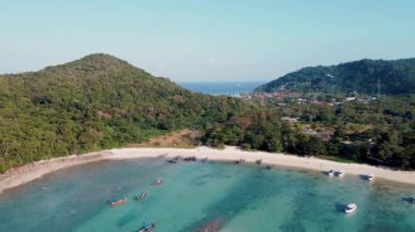 Phi Phi Adaları Plajı. Güneşli bir kış gününde Loh Lana Körfezi hava manzarası