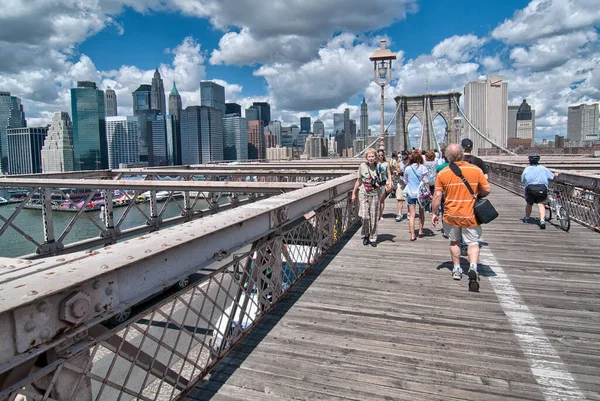 Nova Cidade Iorque Ago Turistas Apreciam Brooklyn Bridge Agosto 2009 — Fotografia de Stock