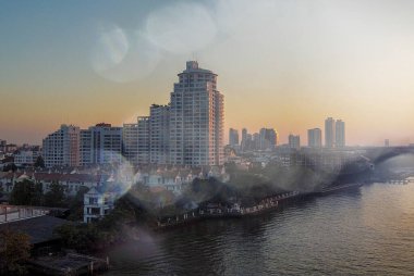 Gün batımında Bangkok hava manzarası.