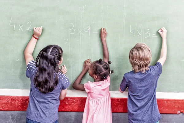 Escuela Mixta Raza Niños Escribiendo Pizarra — Foto de Stock