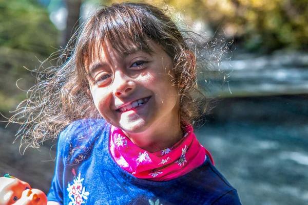 Счастливая Девочка Посещающая Парк Улыбающаяся — стоковое фото