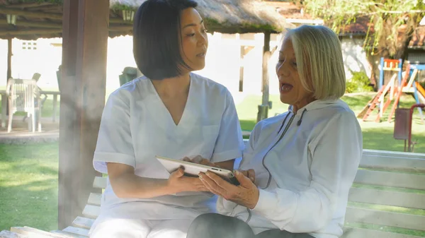 Médico Asiático Ayudando Anciana Jubilada Utilizando Tableta Jardín Concepto Felicidad — Foto de Stock