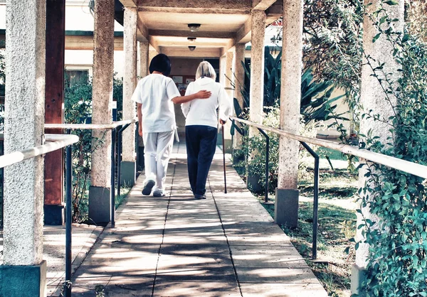 Asyalı Doktor Emekli Yaşlı Bir Kadına Hastane Bahçesinde Walker Stick — Stok fotoğraf