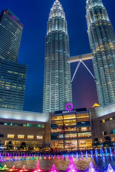 クアラルンプール マレーシア 2019年12月27日 ペトロナスツインタワーの夜のライト — ストック写真