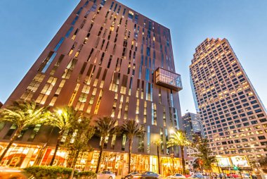 YENİ ORLEANS - 27 HAZİRAN 2016: Geceleri şehir sokakları. New Orleans her yıl 15 milyon ziyaretçiyi ağırlıyor