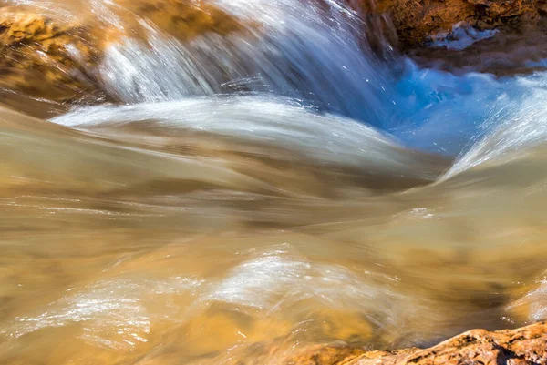 Vista Borrosa Las Aguas Que Fluyen Contra Rocas Rojas — Foto de Stock