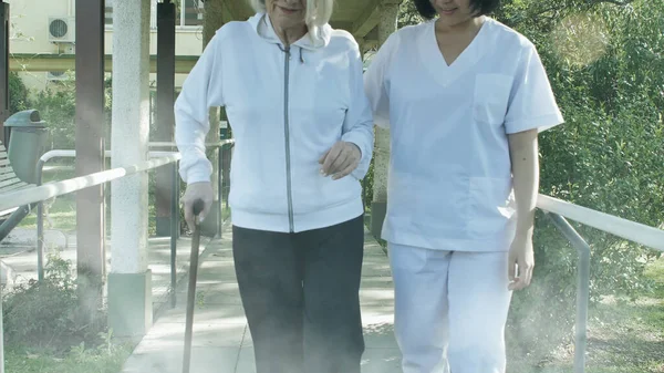Médico Asiático Que Ayuda Las Mujeres Mayores Jubiladas Con Bastón — Foto de Stock