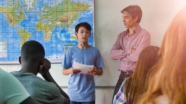 Multi Classe Adolescenti Etnici Durante Lezione Scolastica — Foto Stock