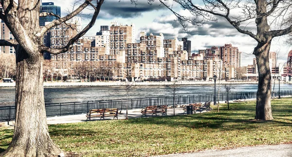 Edificios Nueva York Manhattan Desde Queensbridge Park Hermoso Día Invierno —  Fotos de Stock
