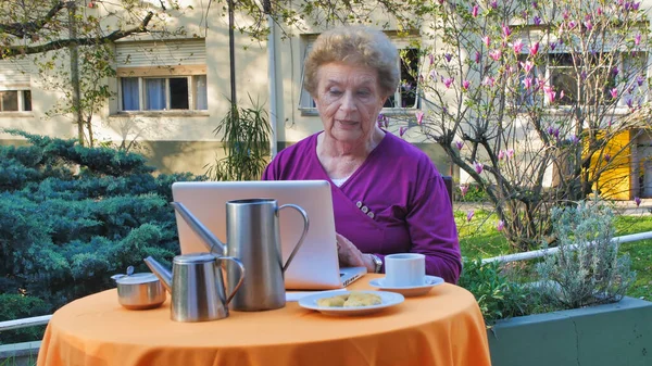 Caucasian Retired Woman Using Laptop Relaxing Garden Breakfast Having Videocall — Stock Photo, Image