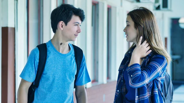 Caucasien Adolescent Couple Parler École — Photo