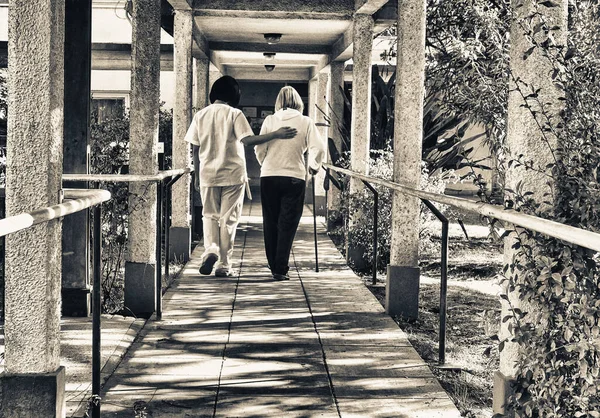 Asyalı Doktor Emekli Yaşlı Bir Kadına Hastane Bahçesinde Walker Stick — Stok fotoğraf