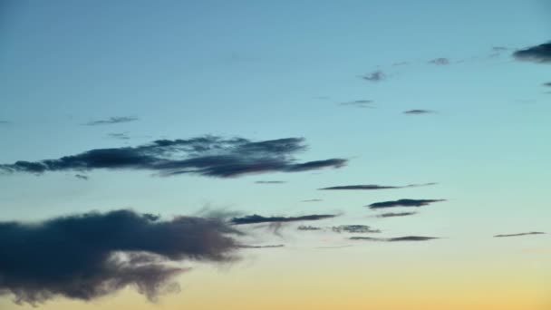 Gyönyörű naplemente felhők, színek árnyalatai — Stock videók