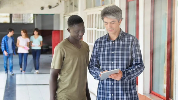 Profesor Pasillo Escuela Hablando Con Aula Multiétnica — Foto de Stock