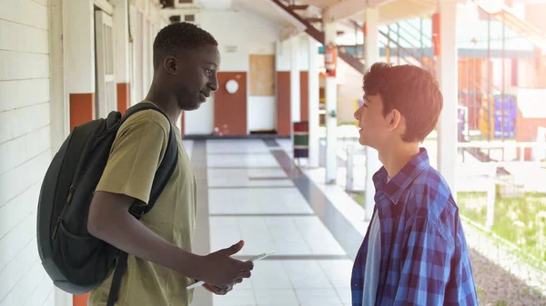 Africano Chico Reunión Escuela Pasillo Con Caucásico Adolescente Compañero Escuela — Foto de Stock