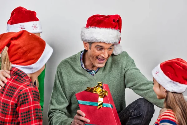 クリスマスの家族の概念 贈り物を交換する大人と子供 — ストック写真