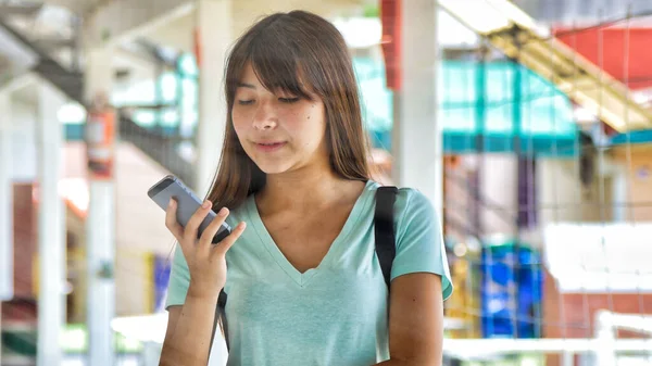 Asiática Adolescente Chica Escuela Hablando Por Teléfono — Foto de Stock