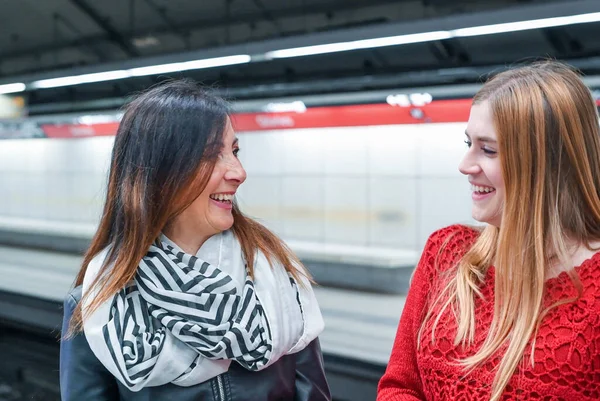 Casal Amigas Conversando Estação Metrô — Fotografia de Stock