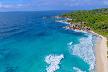La Digue, Seyşeller 'deki güzel kumsal manzarası.