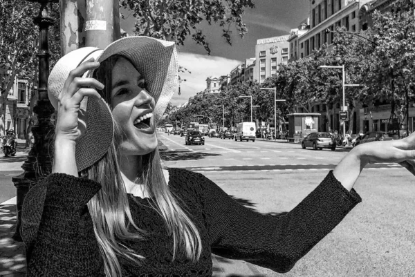 Ευτυχισμένη Γυναίκα Ψάθινο Καπέλο Που Επισκέπτονται Την Πόλη Άνοιξη — Φωτογραφία Αρχείου