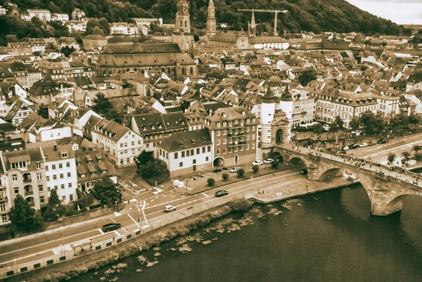 从无人机 链桥和城市天际线看海德堡天际线 — 图库照片