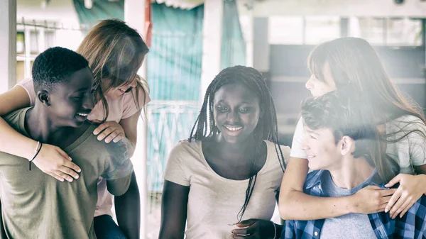 Adolescente Grupo Amigos Multiétnicos Escuela Que Divierten Aire Libre Pasillo — Foto de Stock