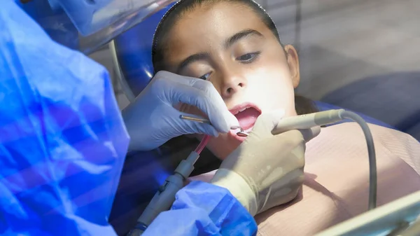 Giovane Femmina Caucasica Con Dentista Guanti Lattice Bianco Controllare Condizioni — Foto Stock