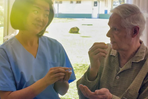 Joven Asiática Médico Ayudando Ancianos Jubilados Tomando Píldora Médica Cama — Foto de Stock