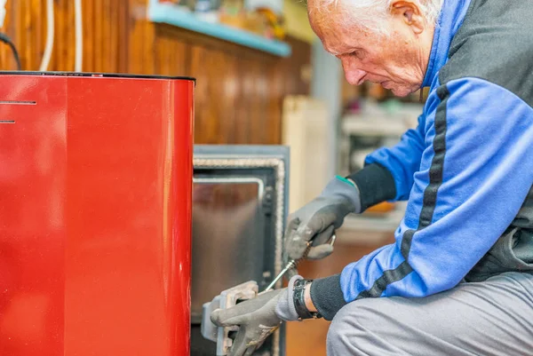 Anciano Trabajando Estufa Casa — Foto de Stock