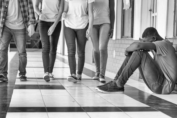 Acoso Escolar Adolescente Masculino Afroamericano Desesperado Sentado Pasillo Escuela Mientras —  Fotos de Stock