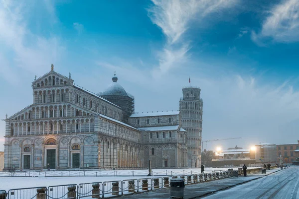 冬の吹雪の後の日没の奇跡の広場 イタリア — ストック写真