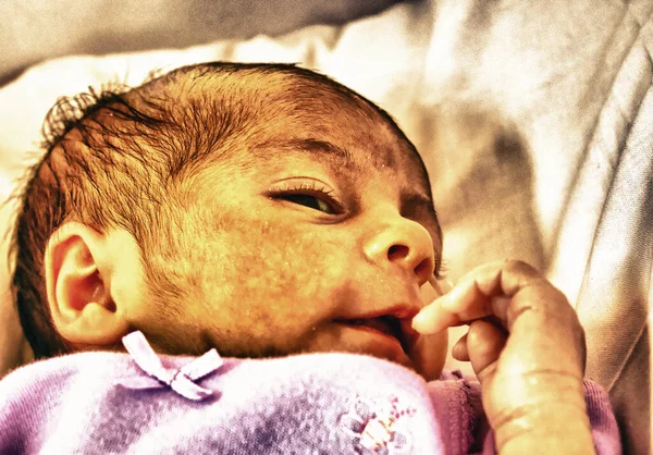 Menina Recém Nascida Dormindo Berço — Fotografia de Stock