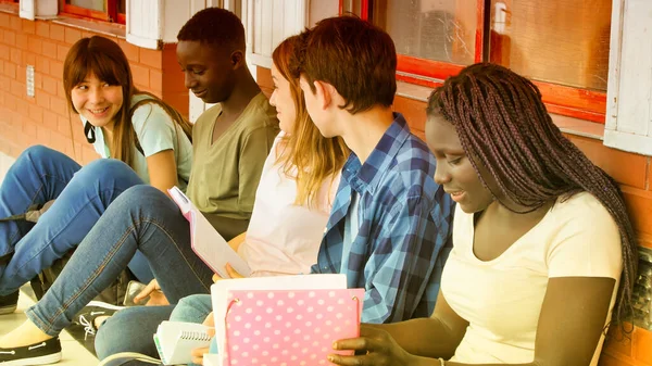 Diversidade Estudantes Conceito Felicidade Amigos Cinco Colegas Sentados Corredor Escola — Fotografia de Stock
