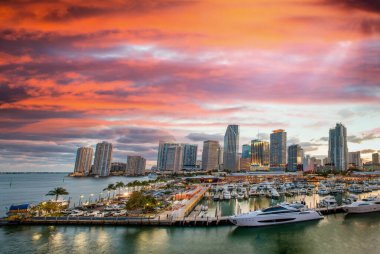 Miami 'nin inanılmaz günbatımı renkleri. Şehir merkezi panoramik görünümü.