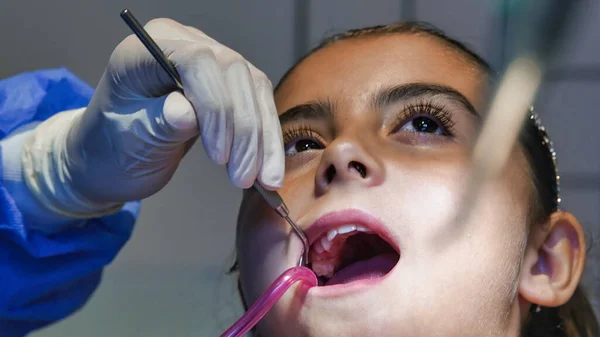 Giovane Femmina Caucasica Con Dentista Guanti Lattice Bianco Controllare Condizioni — Foto Stock