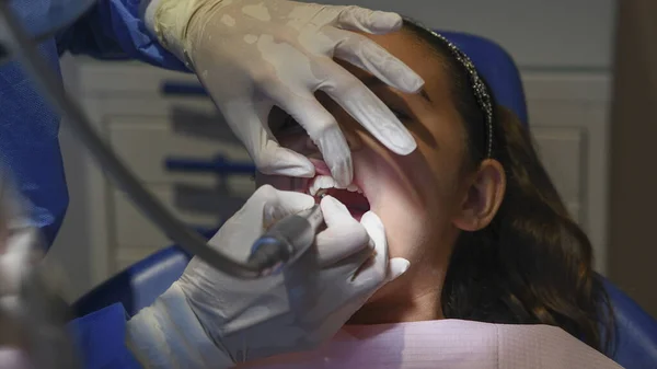 Dentista Limpando Dentes Menina Com Uma Ferramenta Especial Prevenção Dentária — Fotografia de Stock