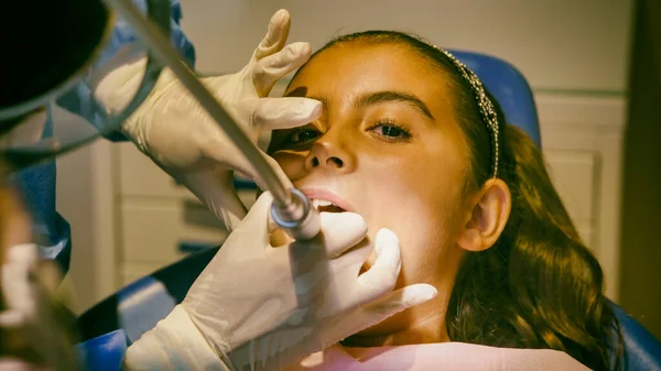 Молода Біла Жінка Стоматологом Білих Латексних Рукавичках Перевіряє Стан Зубів — стокове фото
