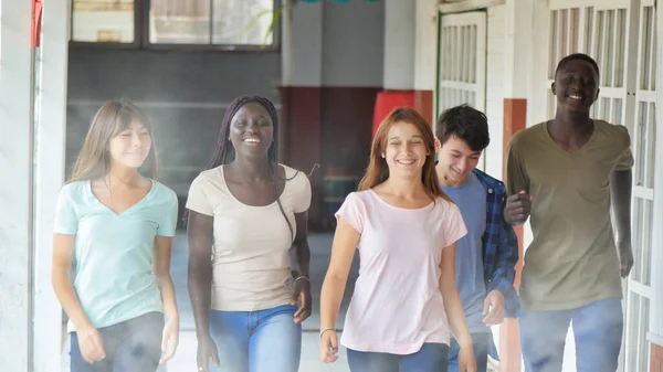 Grupo Multiétnico Feliz Adolescentes Escola Andando Corredor Concepção Felicidade Leveza — Fotografia de Stock