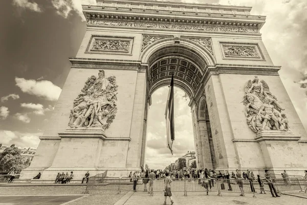 Paris France June 2014 Tourists Enjoy Triumph Arc View Sunny — Stock Photo, Image