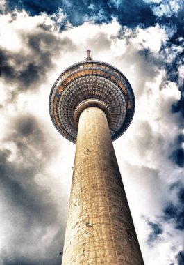 Berlin 'deki Alexanderplatz Kulesi bir yaz günü, Almanya.