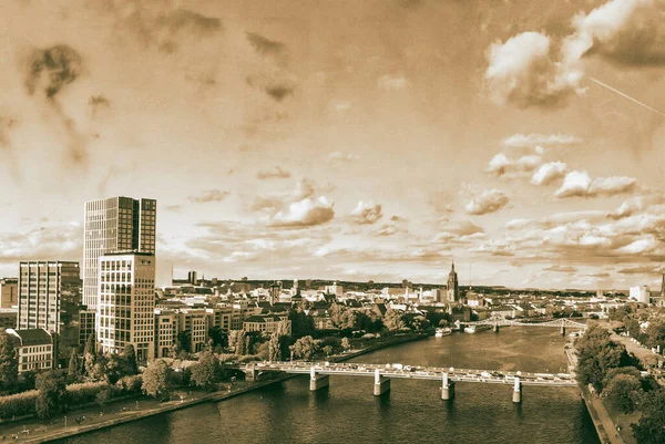 Luftaufnahme Entlang Der Futuristischen Skyline Des Geschäfts Und Finanzzentrums Frankfurt — Stockfoto