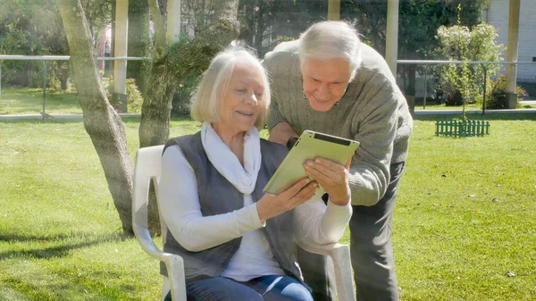 Glada Pensionerade Par Med Tekniska Prylar Utomhus Solig Dag — Stockfoto