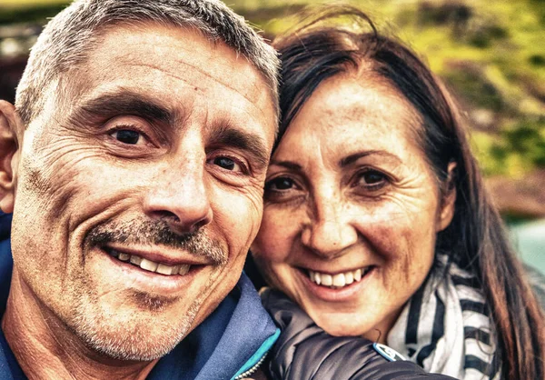 Casal Feliz Tirando Selfies Com Islândia Crater Lake Segundo Plano — Fotografia de Stock