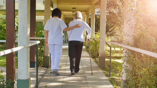 Asiatisk Läkare Hjälper Äldre Pensionerad Kvinna Med Gångkäpp Sjukhusgården Koncept — Stockfoto