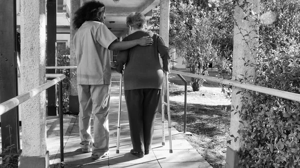 Doctora Africana Hablando Con Anciana Jubilada Con Bastón Patio Del —  Fotos de Stock