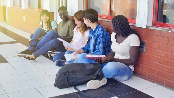 Różnorodność Studenci Przyjaciele Pojęcie Szczęścia Pięciu Uczniów Siedzących Szkolnym Korytarzu — Zdjęcie stockowe