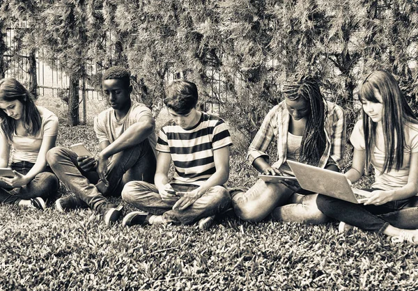 Adolescentes Deitados Grama Relaxando Tempo Livre — Fotografia de Stock