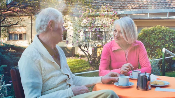 Pareja Caucásica Jubilada Desayunando Jardín Concepto Retiro Relajación —  Fotos de Stock